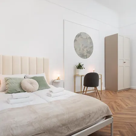 Spacious & Modern 6 Bedroom Apartment - Around The Main Market Square - By Upstairs Krakow Exterior photo