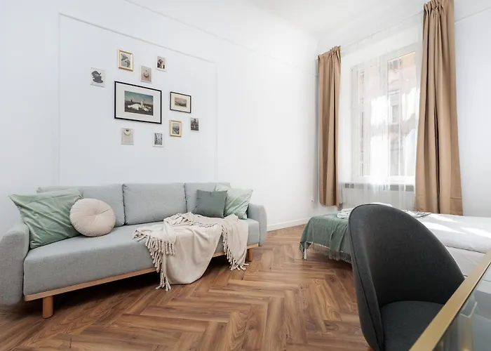 Spacious & Modern 6 Bedroom Apartment - Around The Main Market Square - By Upstairs