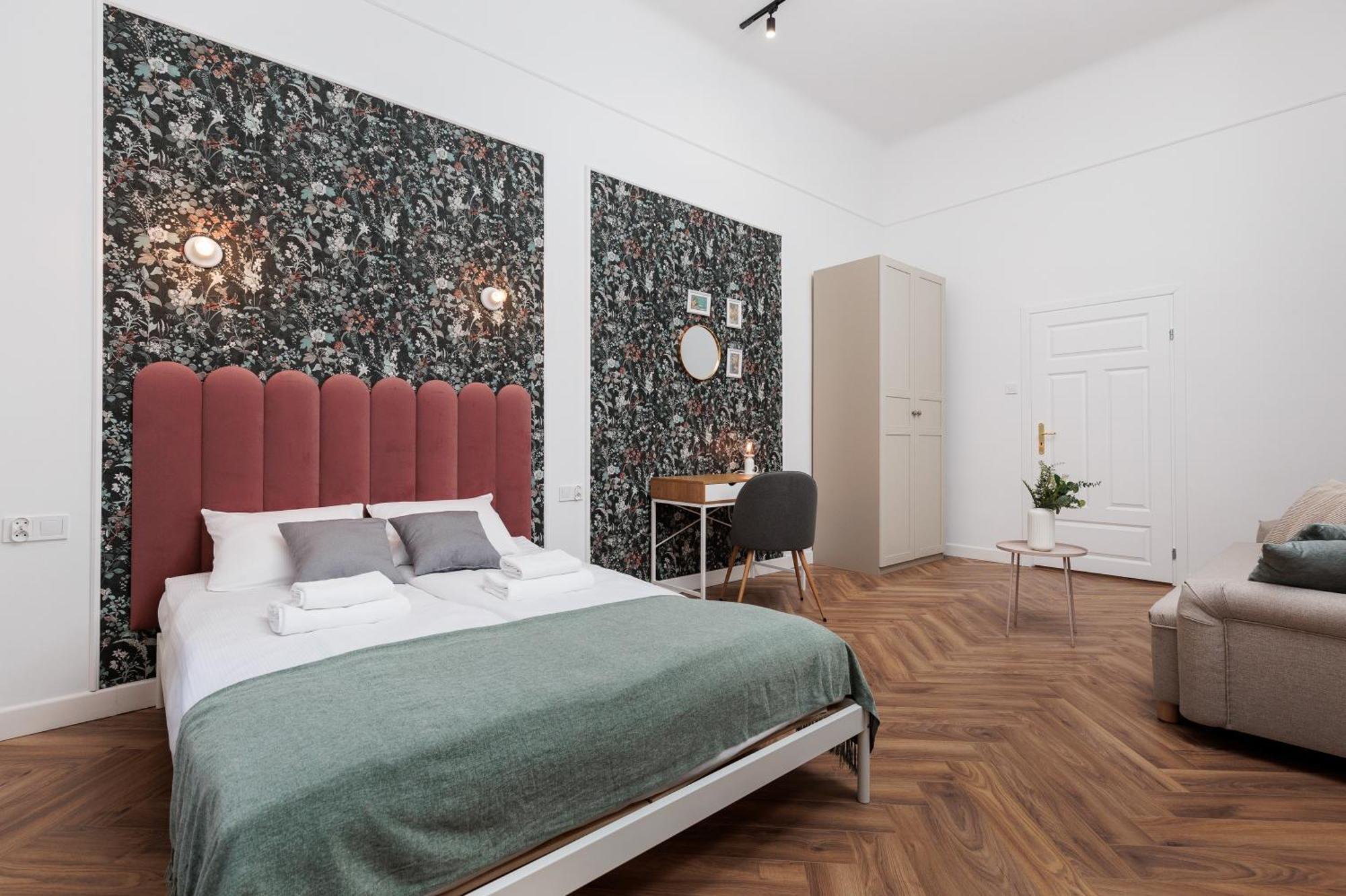 Spacious & Modern 6 Bedroom - Around The Main Market Square - By Upstairs Appartamento