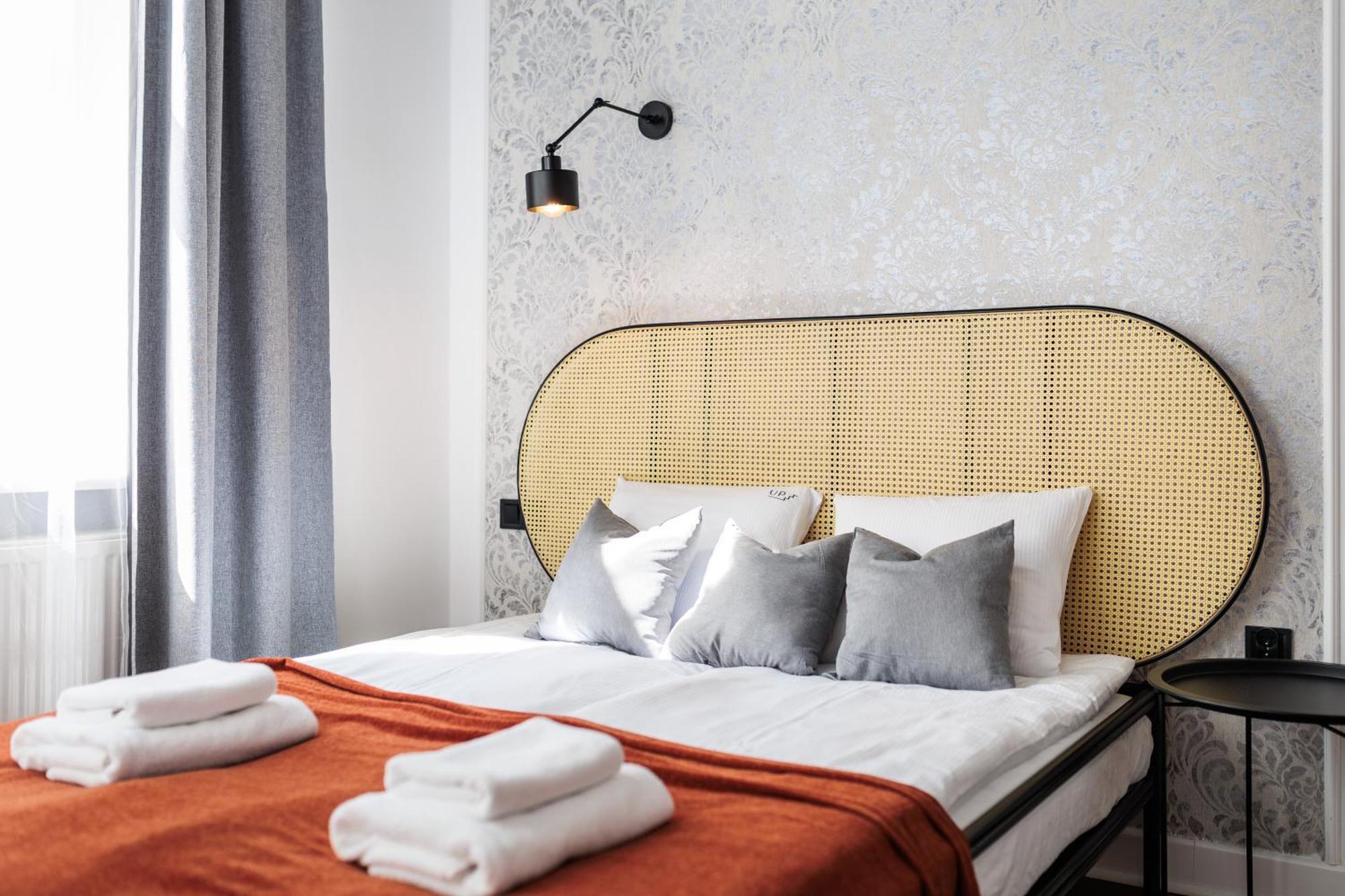 Spacious & Modern 6 Bedroom - Around The Main Market Square - By Upstairs Appartamento *